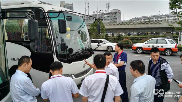 駕培論壇嘉賓參觀(guān)海格“羅卡”新能源車(chē).jpg