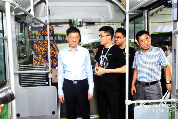 廣州市副市長(cháng)謝曉丹等領(lǐng)導登上海格全鋁社區巴士，與工程師交流海格先進(jìn)造車(chē)理念及工藝.JPG