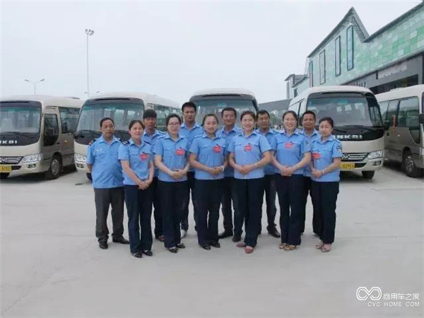 經(jīng)驗豐富、技術(shù)一流的駕乘服務(wù)人員.jpg