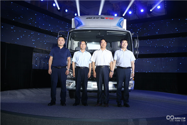 4、與會(huì )嘉賓與奧鈴CTS超級輕卡合影.JPG