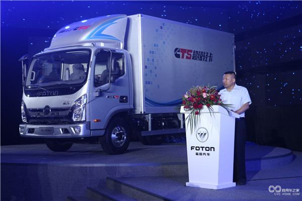 6、福田汽車(chē)集團輕型商用車(chē)事業(yè)本部技術(shù)研究院常務(wù)副院長(cháng)張立永先生進(jìn)行產(chǎn)品講解.JPG