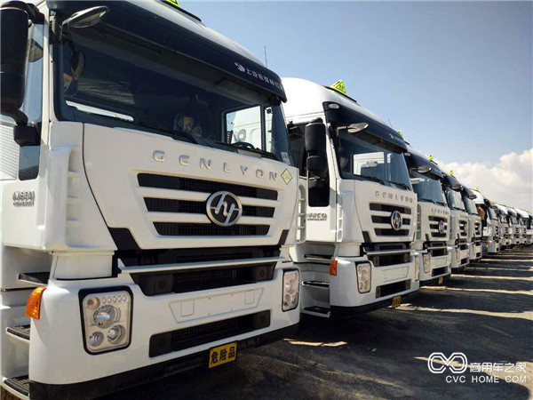 助力環(huán)保事業(yè)，上汽紅巖再次批量交付LNG?；愤\輸車(chē).JPG