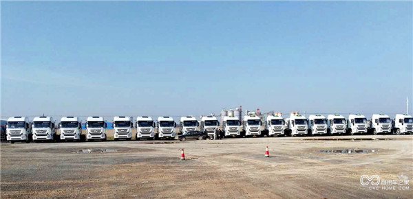 助力環(huán)保事業(yè)，上汽紅巖再次批量交付LNG?；愤\輸車(chē) (2).jpg