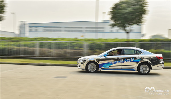 06_長(cháng)安無(wú)人駕駛車(chē)睿騁，配備了博世高速公路輔助系統，5個(gè)中距離雷達傳感器加1個(gè)智能攝像頭的配置.jpg