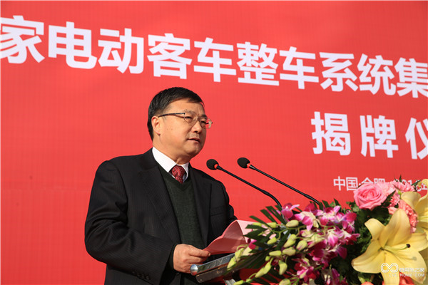 安凱客車(chē)總經(jīng)理查保應進(jìn)行工程中心介紹，并宣讀工程中心第二屆專(zhuān)家委員會(huì )名單.JPG