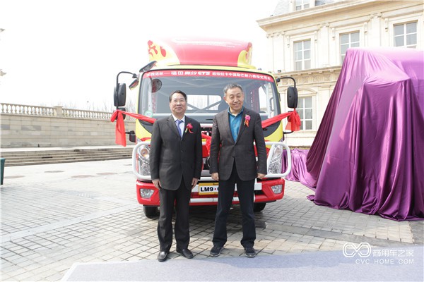 福田商用汽車(chē)集團副總裁、輕型商用車(chē)業(yè)務(wù)總監趙建民先生與中國物流與采購聯(lián)合會(huì )副會(huì )長(cháng)蔡進(jìn)先生共同揭幕.JPG