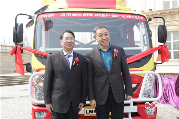 福田商用汽車(chē)集團副總裁、輕型商用車(chē)業(yè)務(wù)總監趙建民先生和國家體育總局汽車(chē)摩托車(chē)運動(dòng)管理中心副主任、中國汽車(chē)摩托車(chē)運動(dòng)聯(lián)合會(huì )副主席萬(wàn)和平先生第九屆賽車(chē)揭幕.JPG