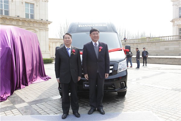 福田商用汽車(chē)集團副總裁、輕型商用車(chē)業(yè)務(wù)總監趙建民先生和中國物流與采購聯(lián)合會(huì )副會(huì )長(cháng)蔡進(jìn)先生為福田圖雅諾純高頂國五新品揭幕 (2).JPG