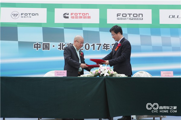 福田商用汽車(chē)集團商務(wù)汽車(chē)業(yè)務(wù)總監、輕型商用車(chē)事業(yè)本部執行副本部長(cháng)潘林波先生和通(北京)汽車(chē)租賃股份公司的董事長(cháng)宋均峰先生代表雙方簽約.JPG