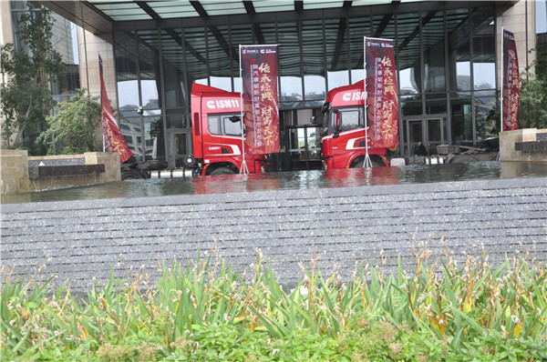 1陜汽康明斯財富版展車(chē).jpg