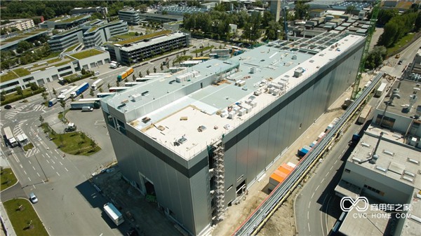 全新的駕駛室噴漆車(chē)間長(cháng)150米、高30米.jpg