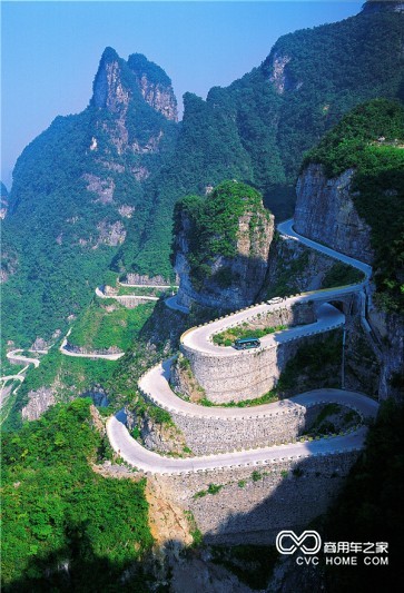 1_天門(mén)山蜿蜒99道彎，正是金旅考斯特每天的工作線(xiàn)路.jpg