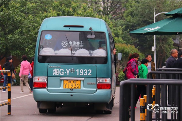 3_這些金旅考斯特承擔著(zhù)天門(mén)山景區游客接送任務(wù).JPG