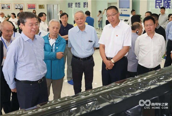 3、一汽解放事業(yè)本部本部長(cháng)助理，解放公司總經(jīng)理助理，解放發(fā)動(dòng)機事業(yè)部黨委書(shū)記、總經(jīng)理錢(qián)恒榮（右二），陪同安亭指數專(zhuān)家團參觀(guān)奧威發(fā)動(dòng)機生產(chǎn)基地_副本1.jpg